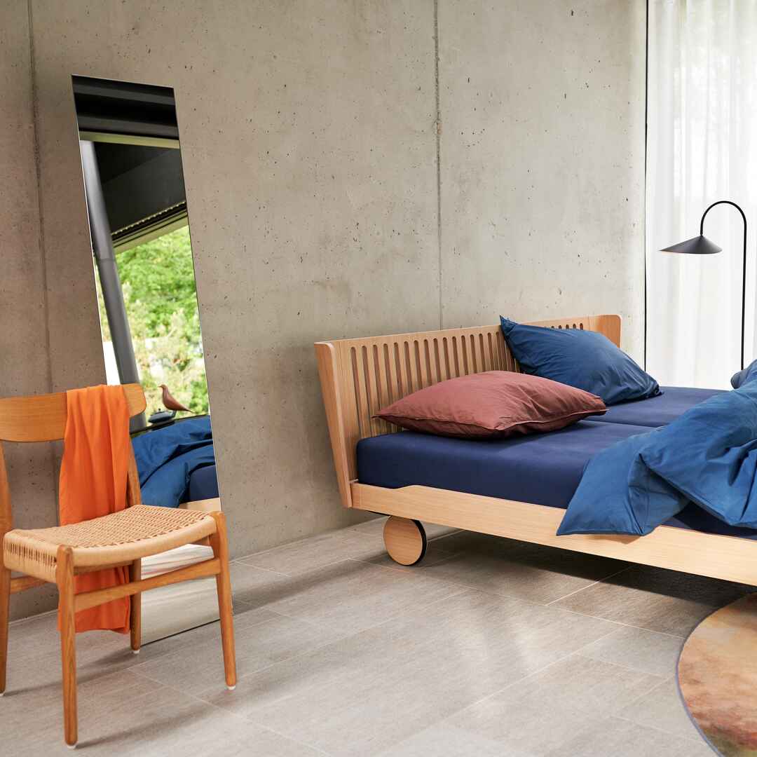 Noa avec roulettes arrière et tête de lit fraisée en chêne équilibré